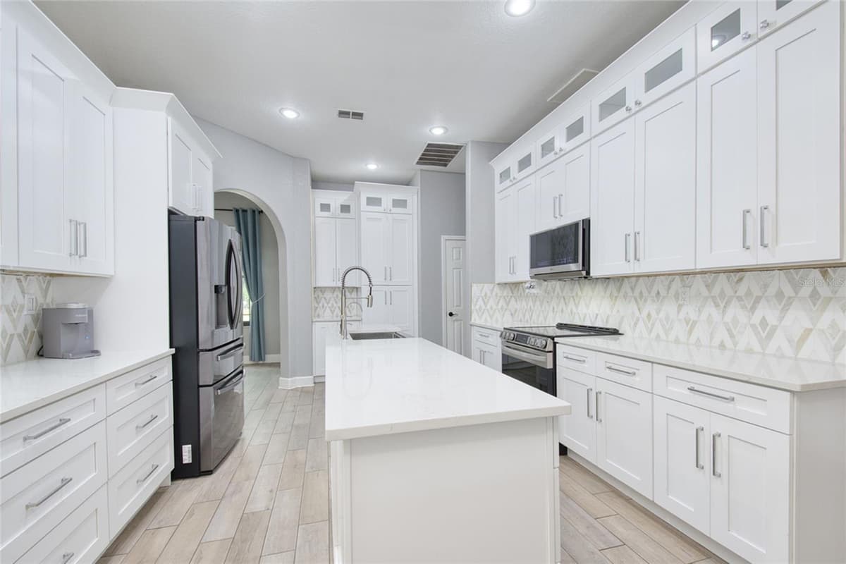 10537 VERSAILLES BOULEVARD — photo 6 of 40
