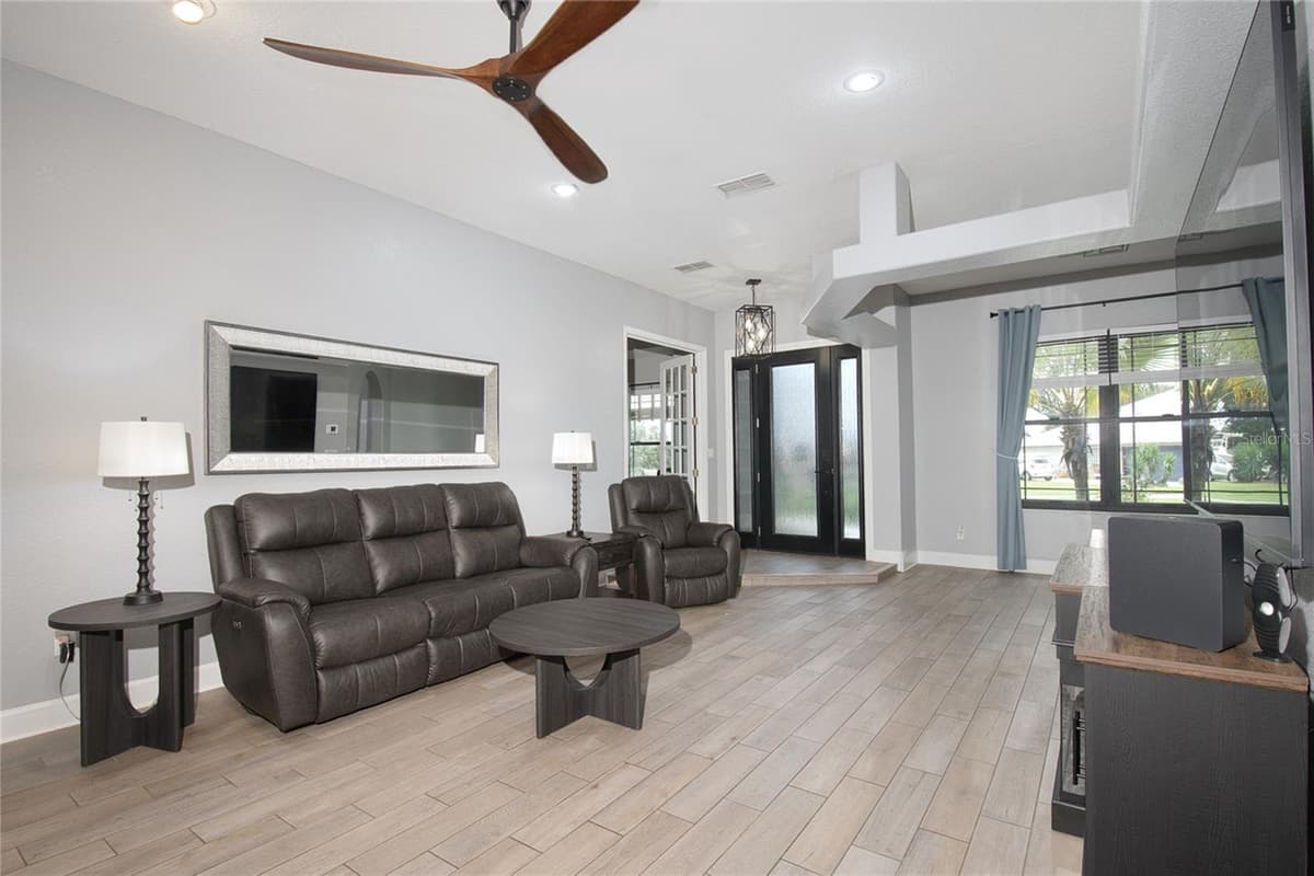 10537 VERSAILLES BOULEVARD — photo 10 of 40