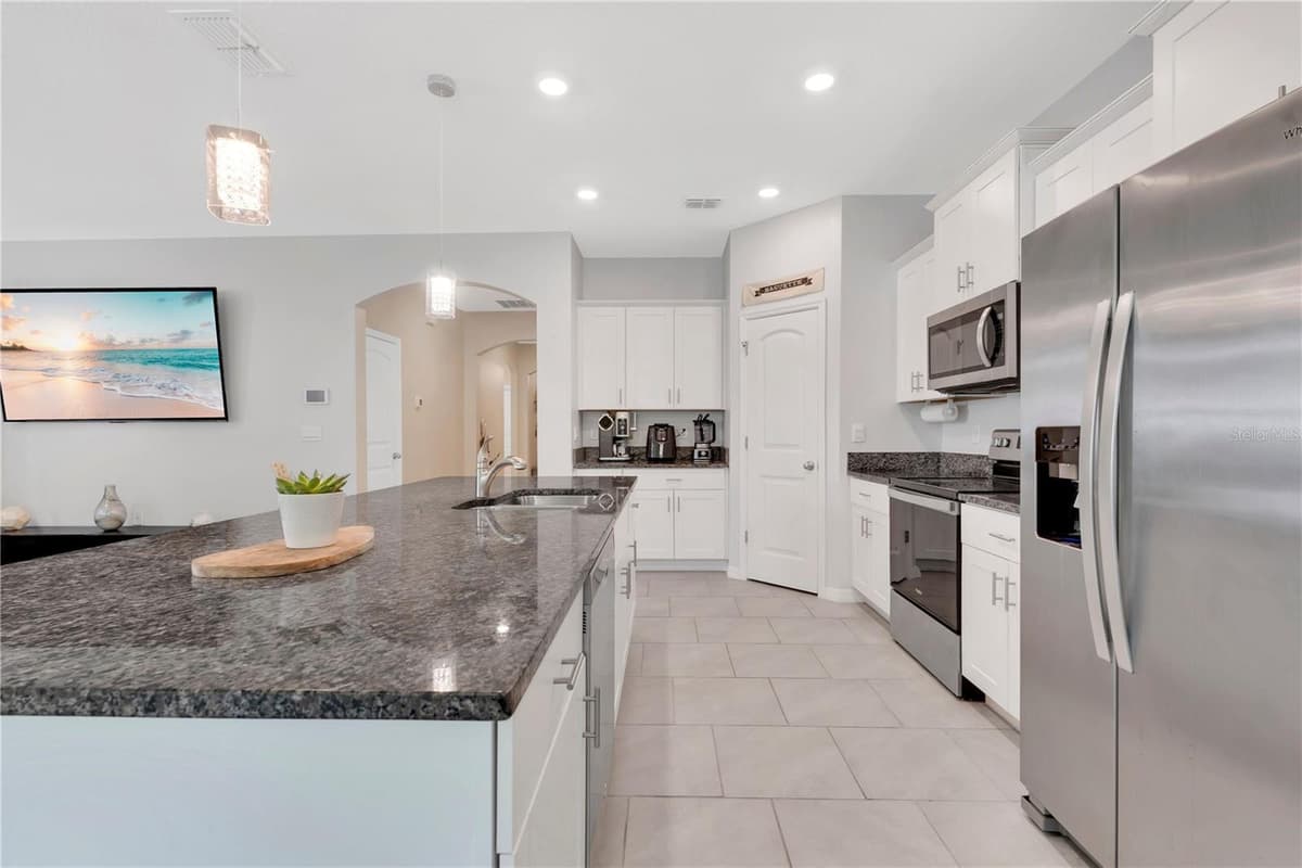 1621 PARK SIDE AVENUE — photo 5 of 35