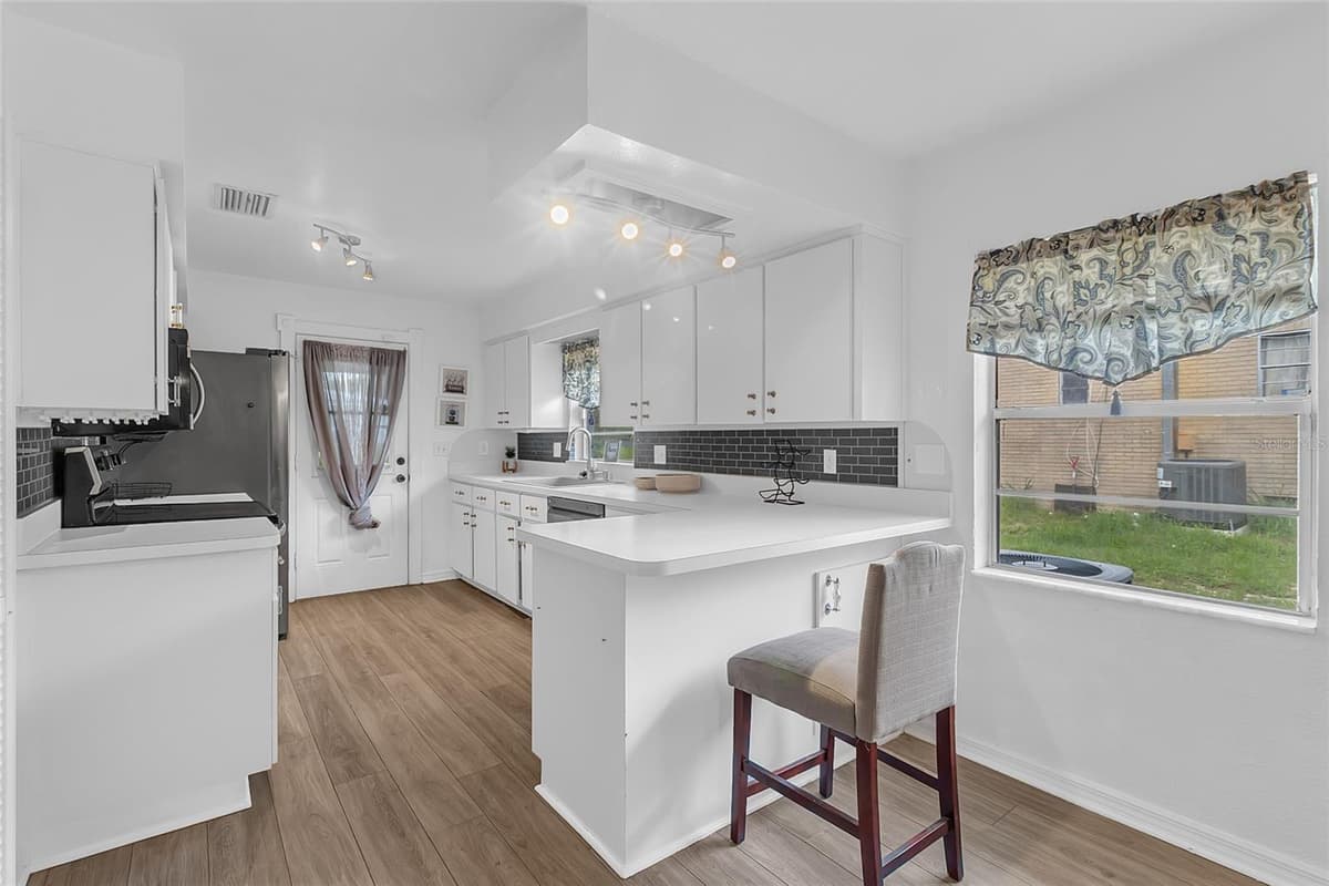 320 SEMINOLE AVENUE — photo 5 of 28