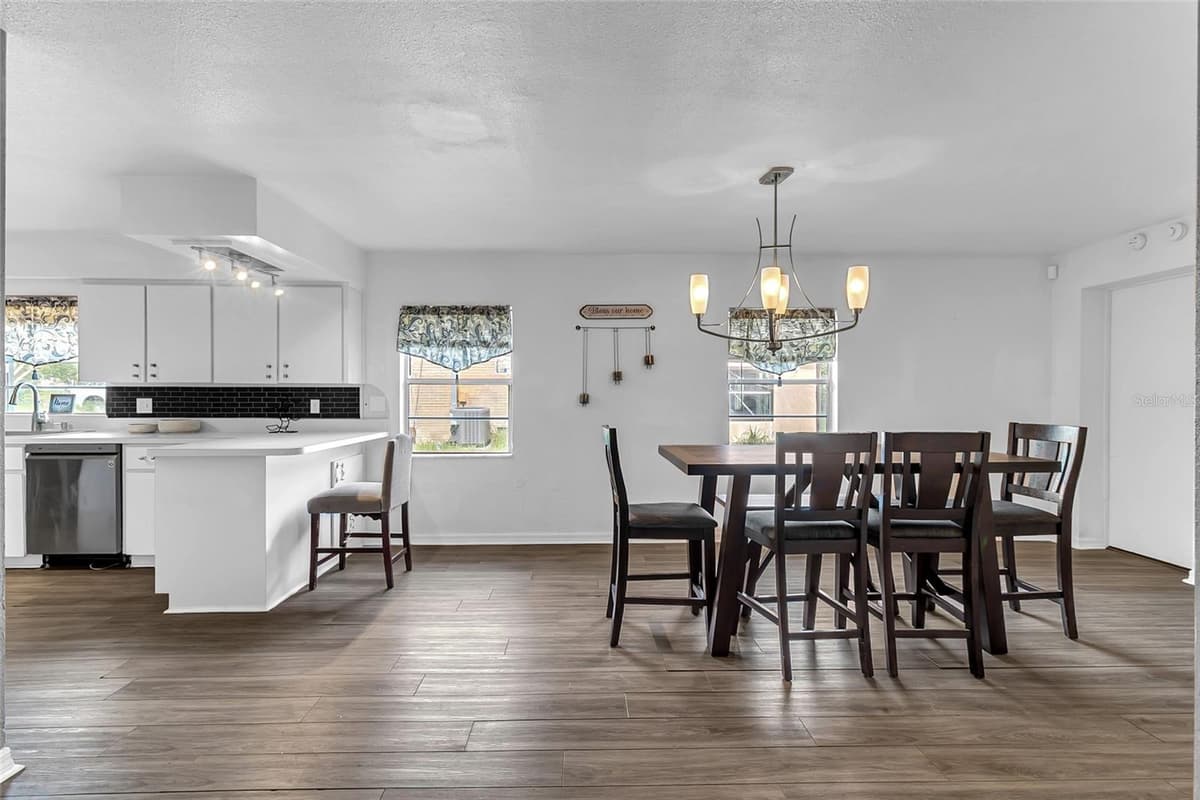320 SEMINOLE AVENUE — photo 4 of 28