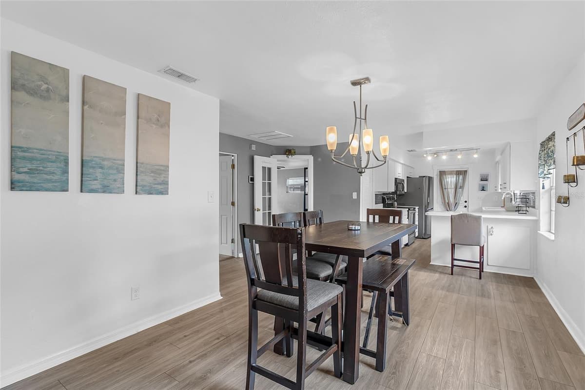 320 SEMINOLE AVENUE — photo 10 of 28