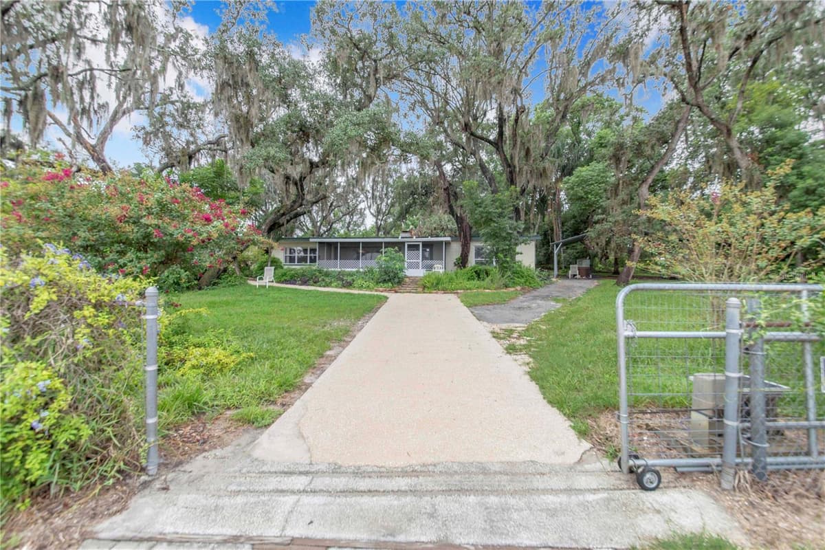 490 TWIN LAKES BOULEVARD — photo 3 of 49