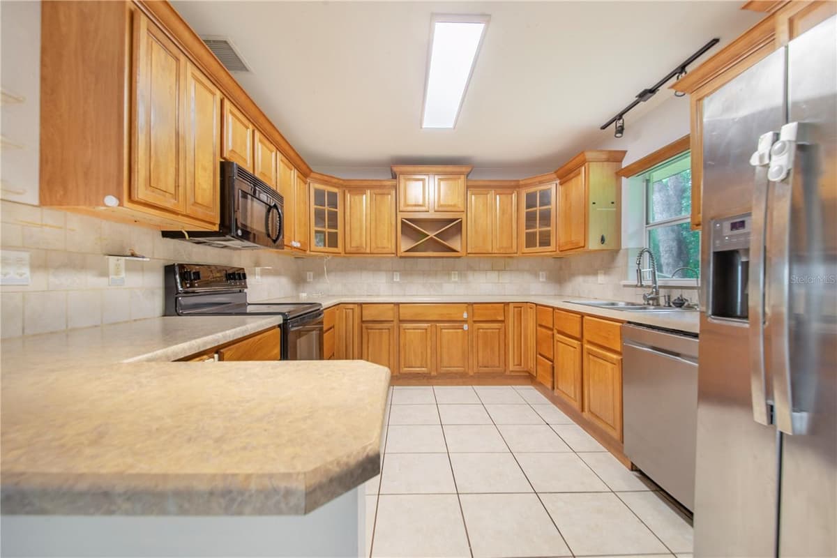 490 TWIN LAKES BOULEVARD — photo 14 of 49
