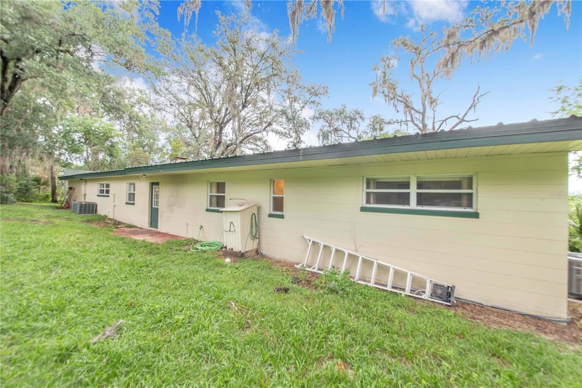 490 TWIN LAKES BOULEVARD — photo 33 of 49