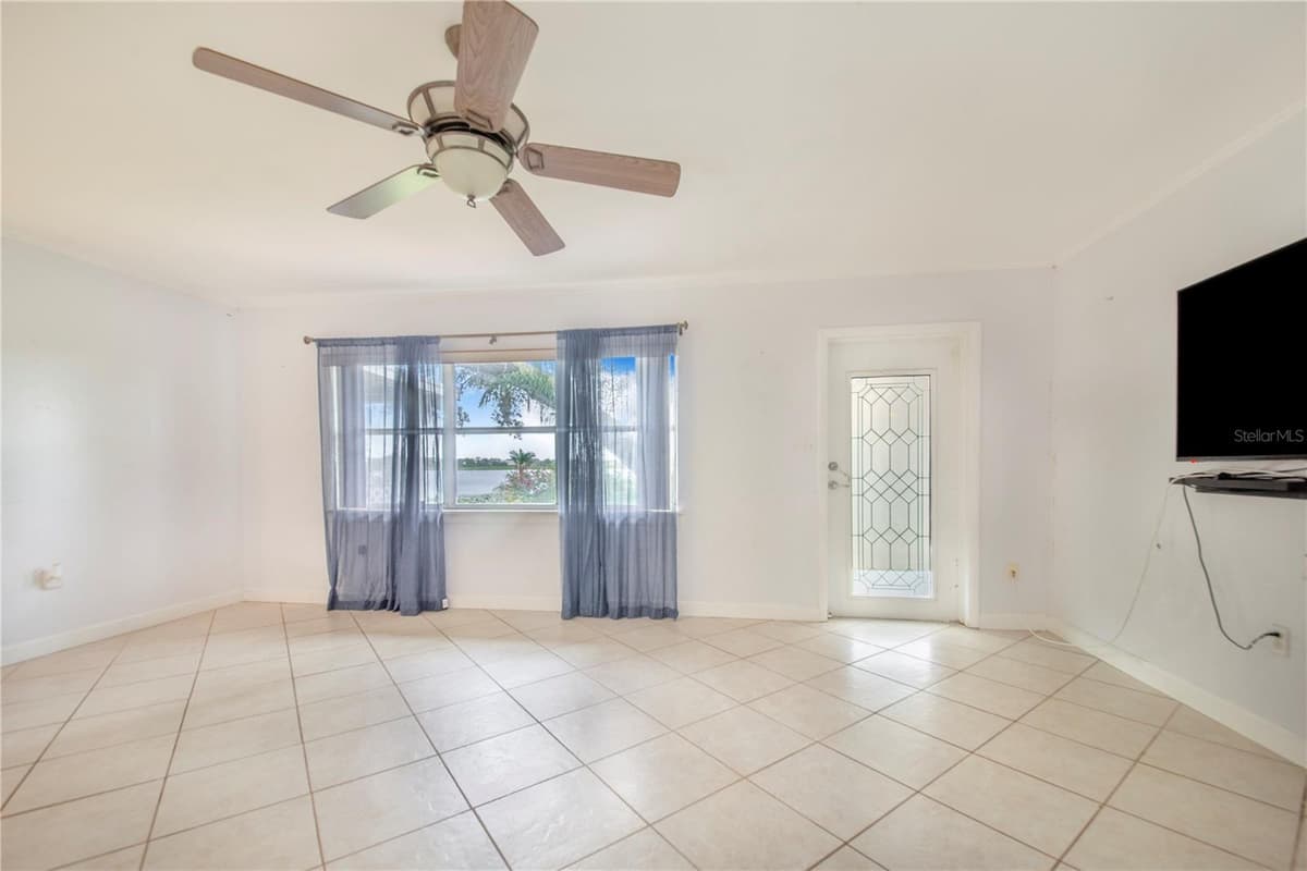 490 TWIN LAKES BOULEVARD — photo 6 of 49