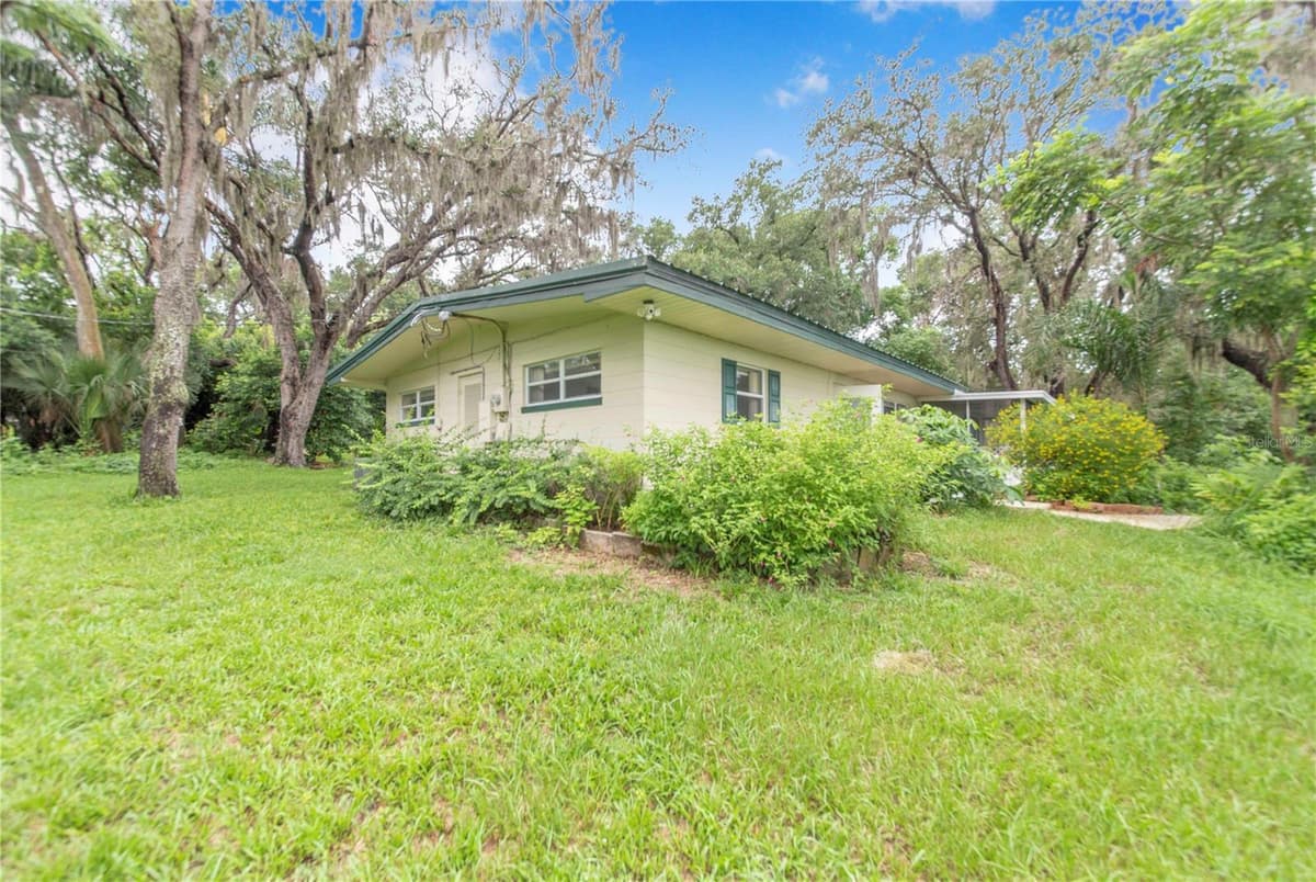 490 TWIN LAKES BOULEVARD — photo 32 of 49