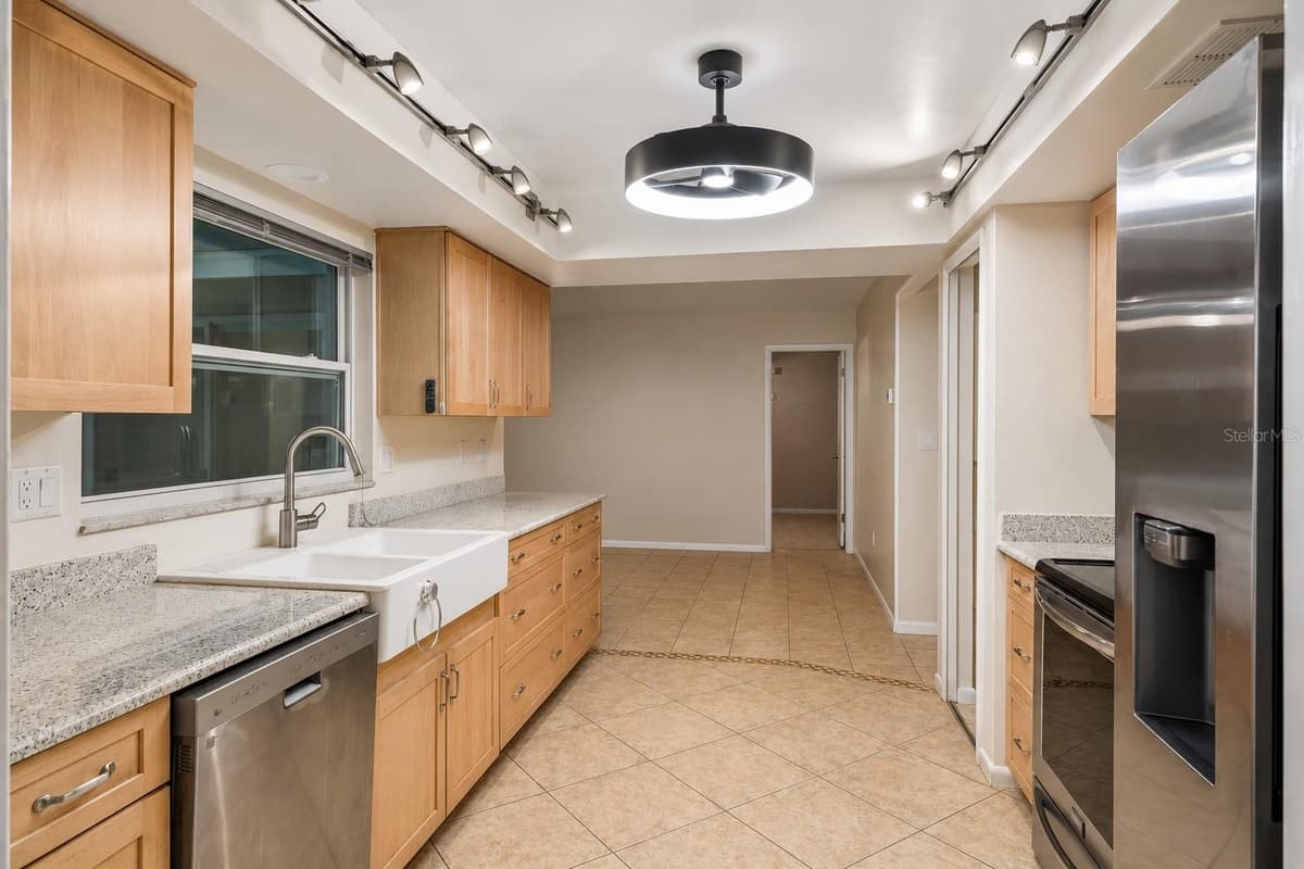 7640 VILLAGE GREEN DR — photo 4 of 28