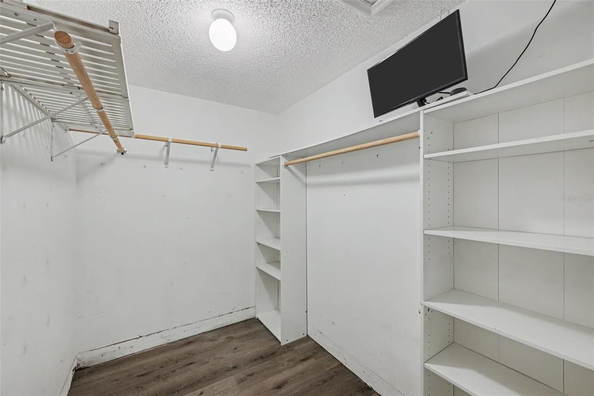 6289 LEONARD AVENUE — photo 16 of 31