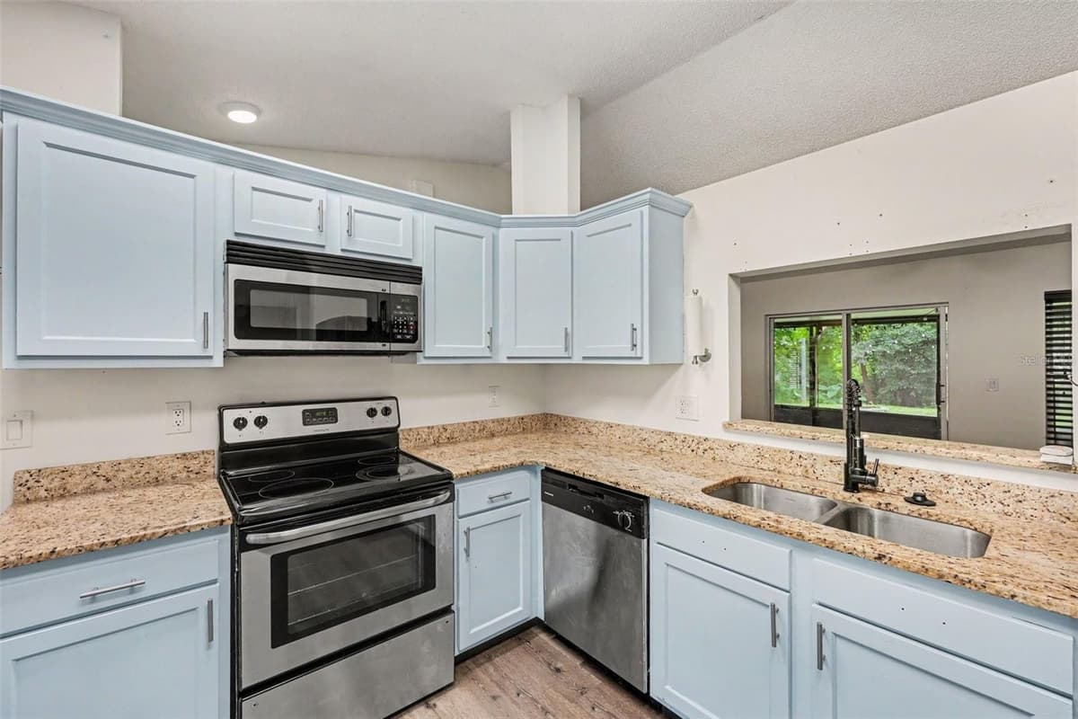 6289 LEONARD AVENUE — photo 4 of 31