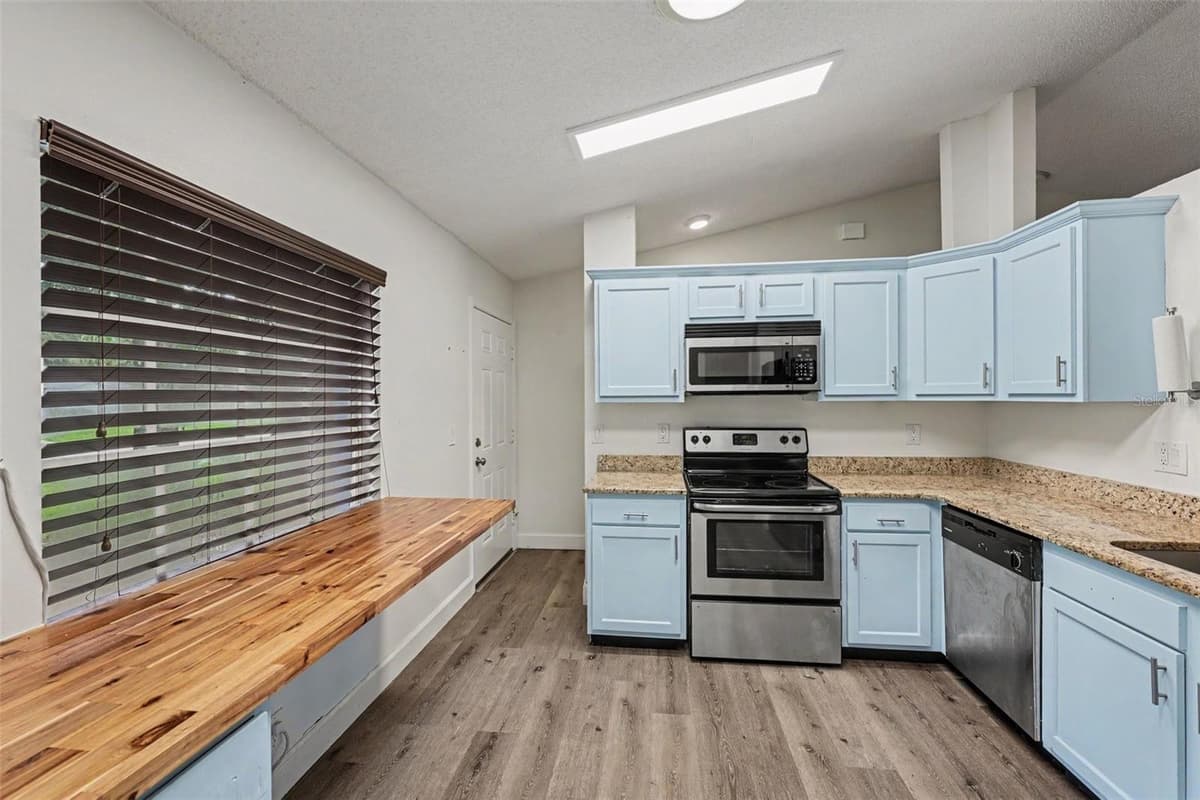 6289 LEONARD AVENUE — photo 8 of 31