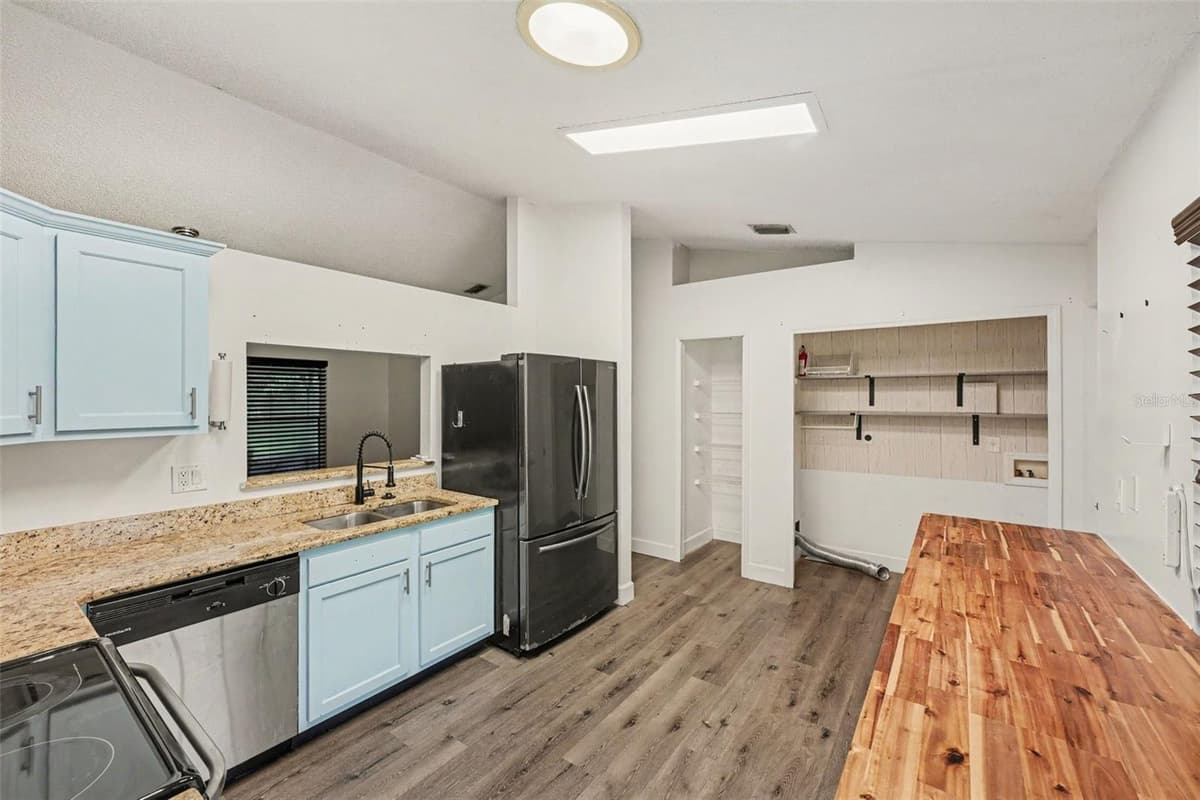 6289 LEONARD AVENUE — photo 10 of 31