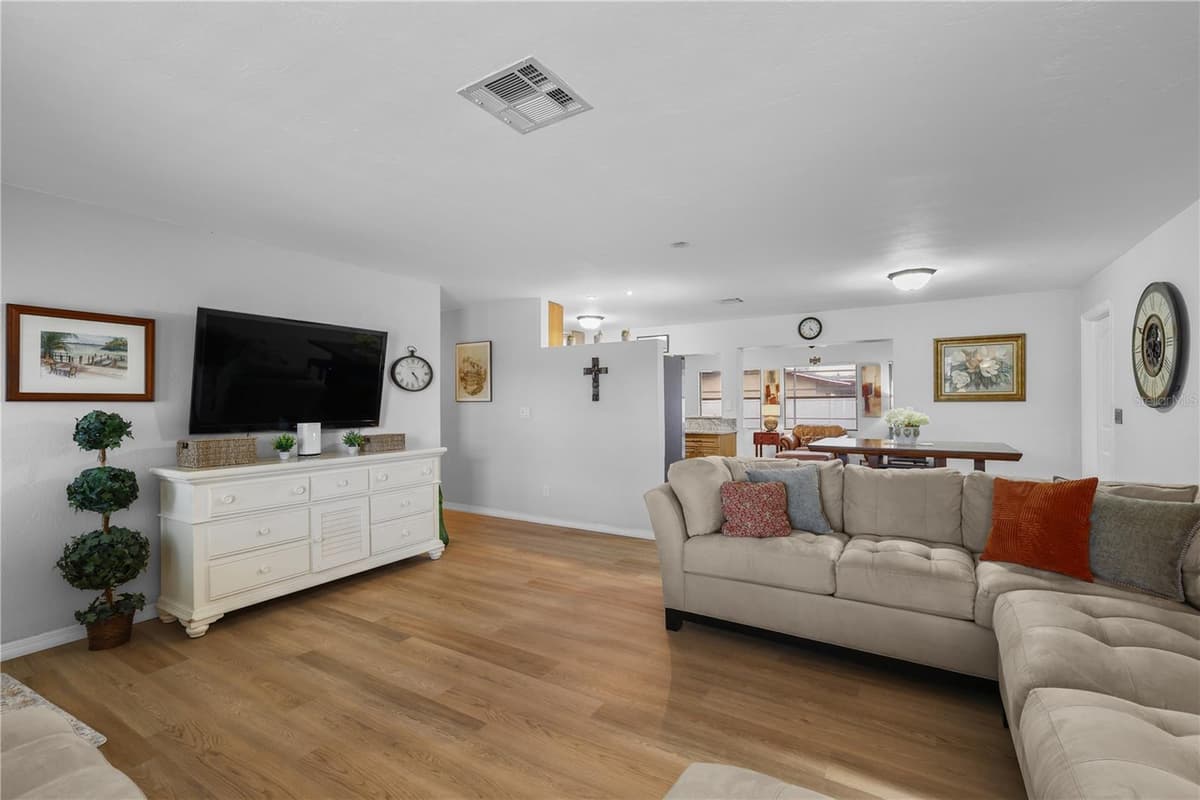 4029 COUNTRY CLUB BOULEVARD — photo 8 of 49