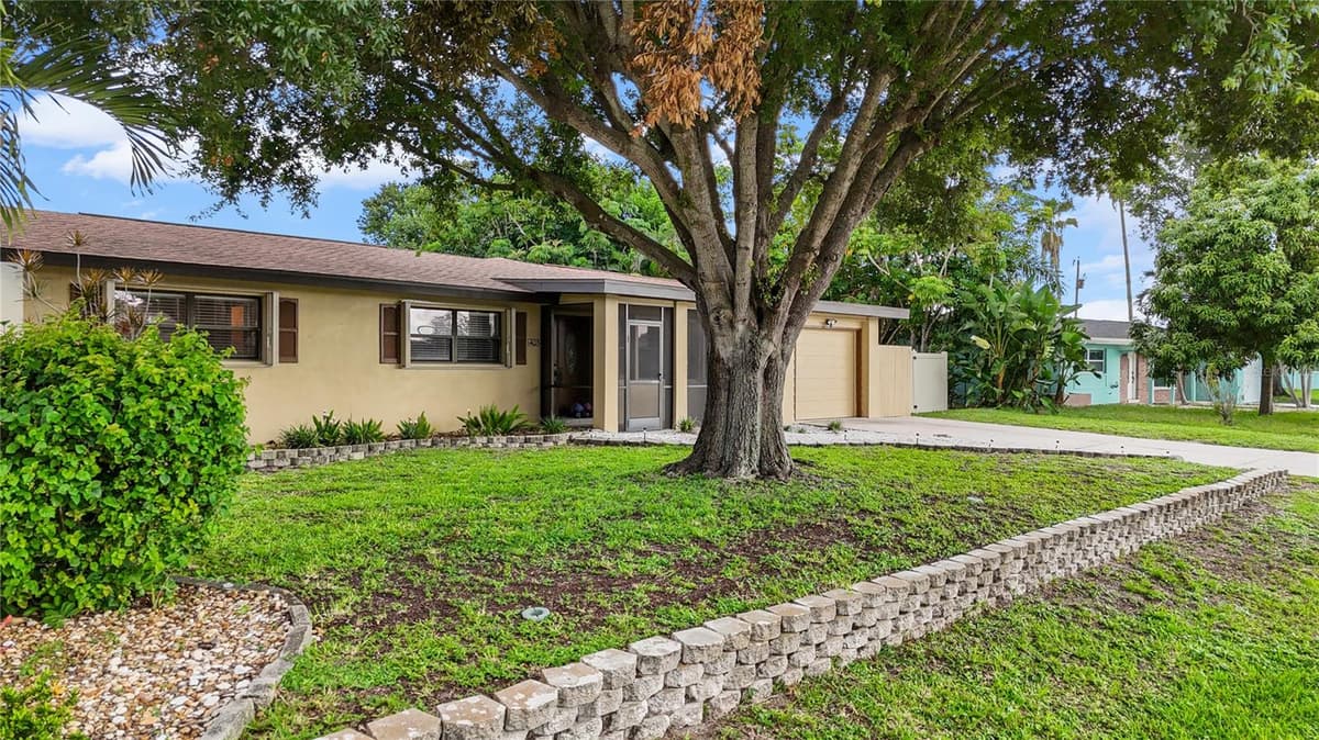 4029 COUNTRY CLUB BOULEVARD — photo 5 of 49
