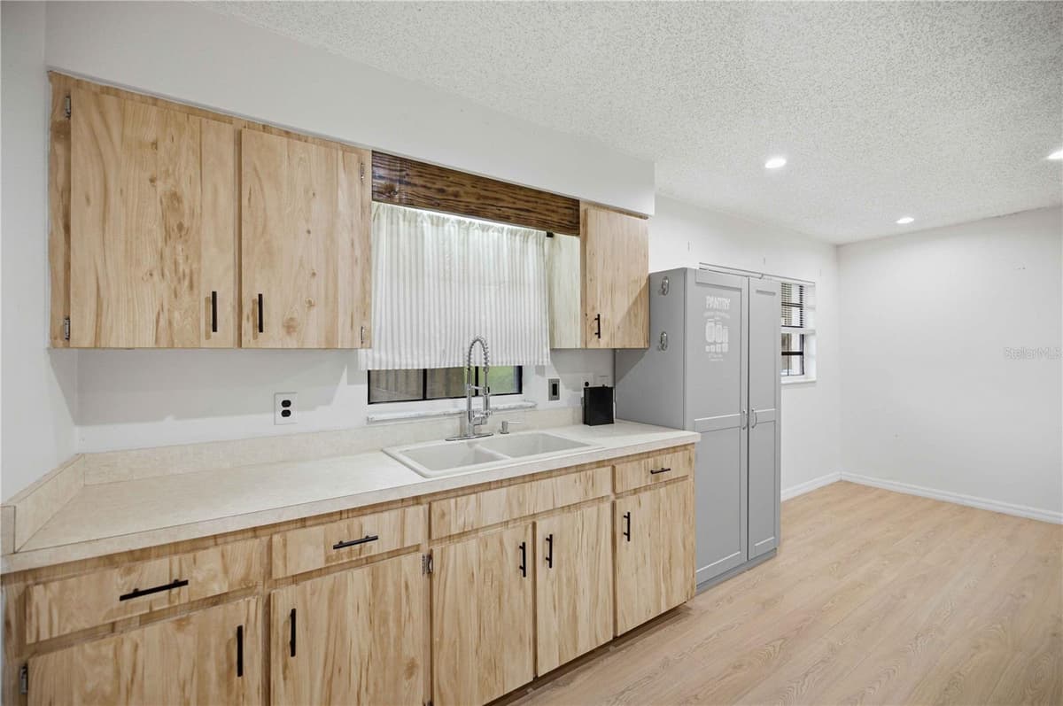 13720 36TH AVENUE — photo 13 of 40