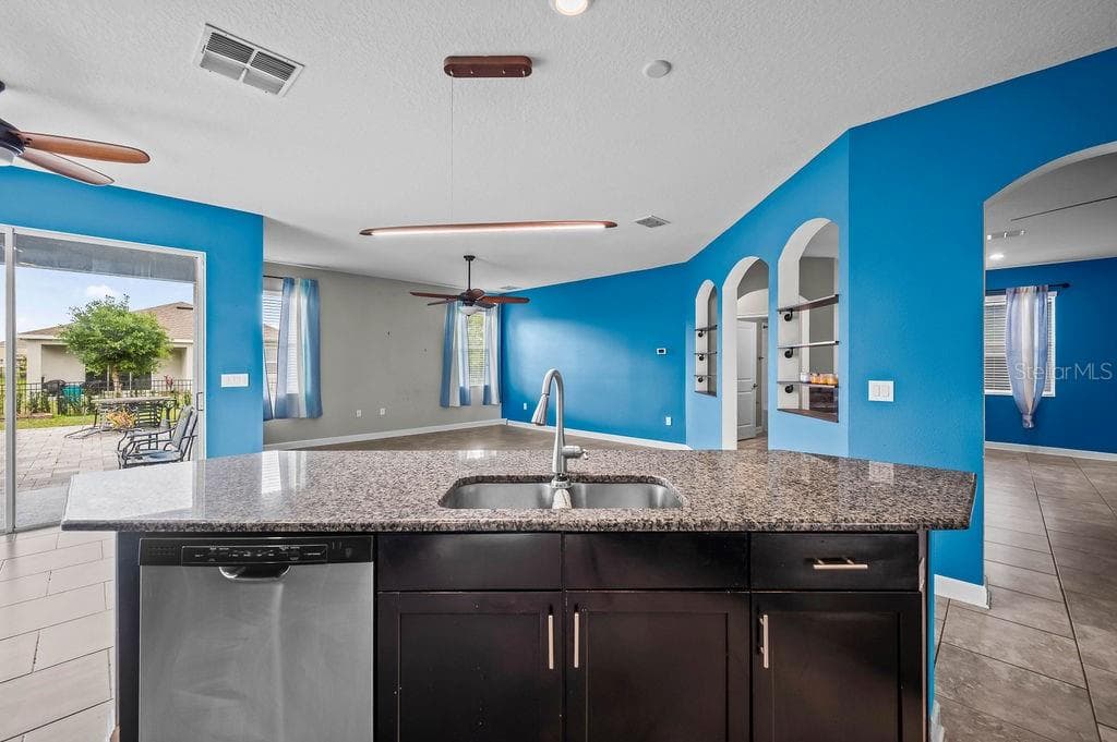 4538 CORTLAND DRIVE — photo 14 of 40