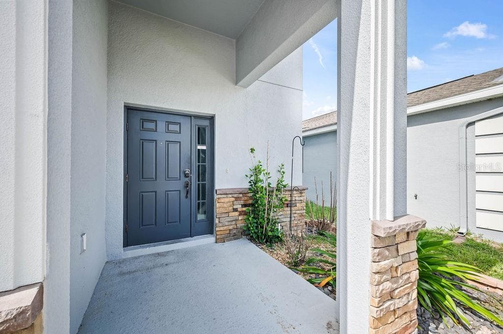 4538 CORTLAND DRIVE — photo 3 of 40