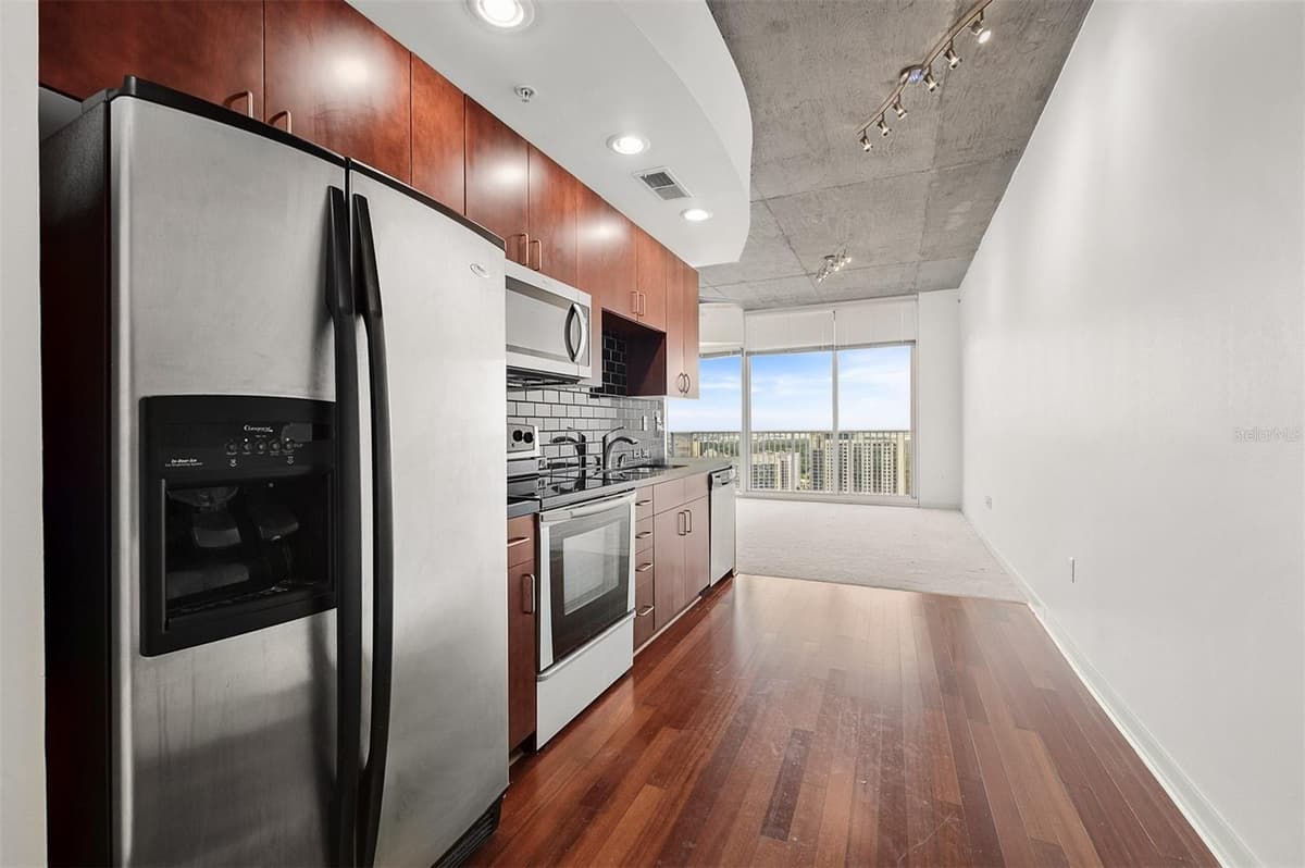 155 COURT AVENUE — photo 8 of 33