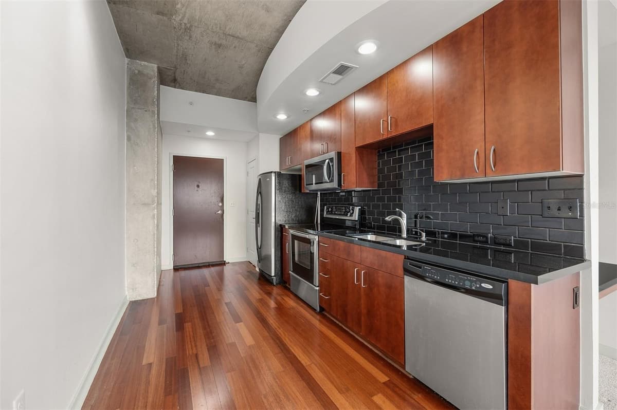 155 COURT AVENUE — photo 9 of 33