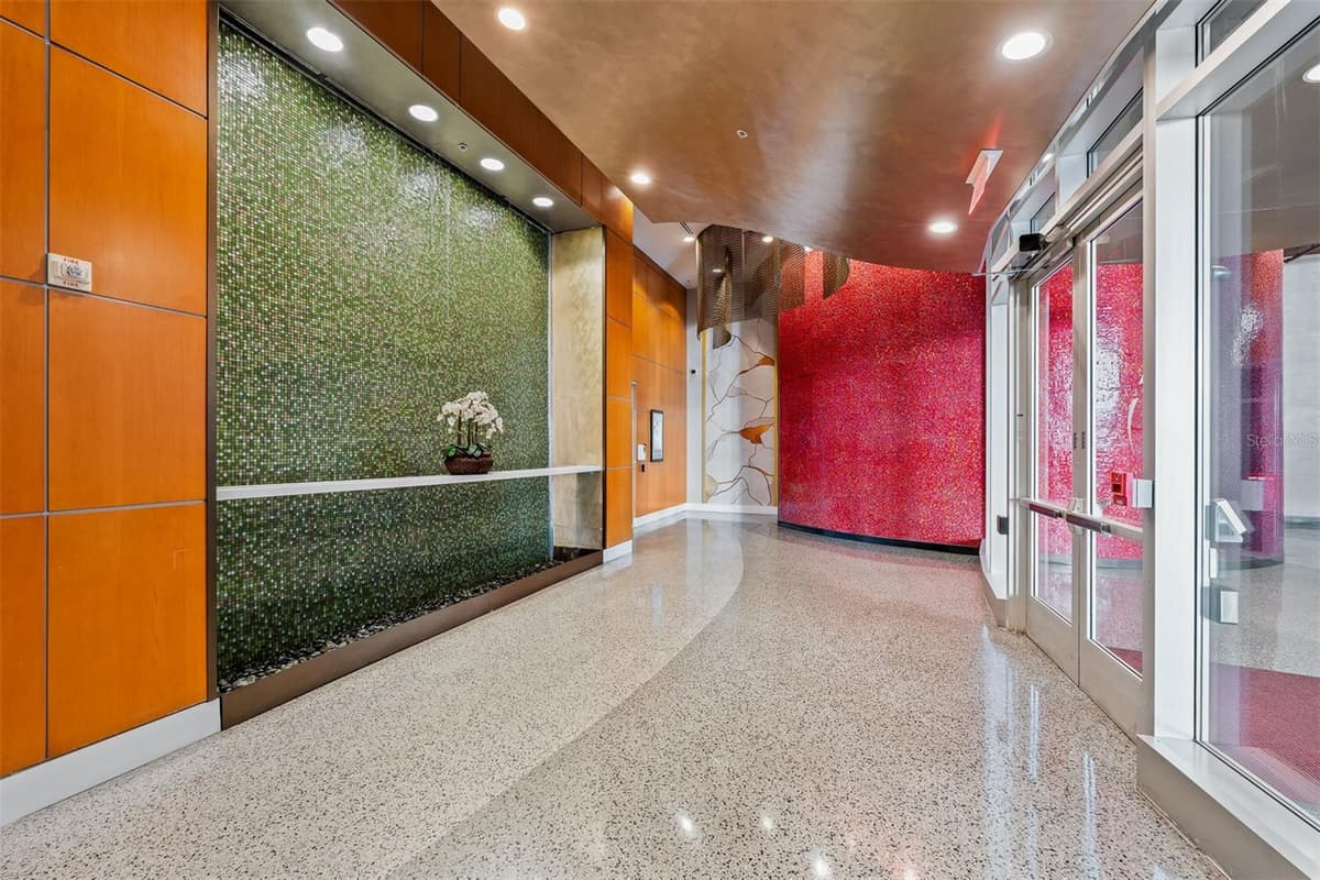 155 COURT AVENUE — photo 4 of 33