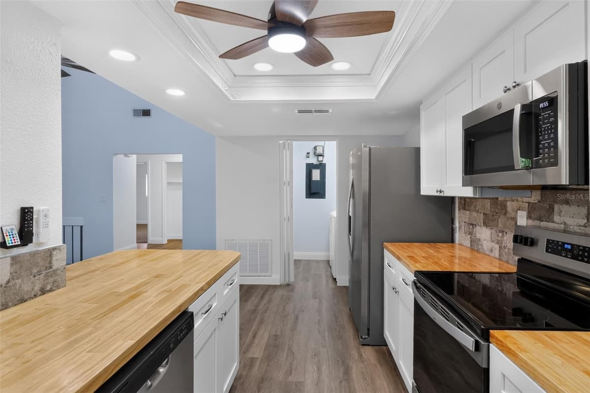 7025 COGNAC DRIVE — photo 9 of 34