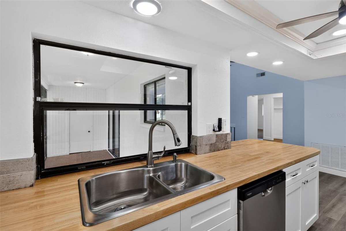 7025 COGNAC DRIVE — photo 8 of 34