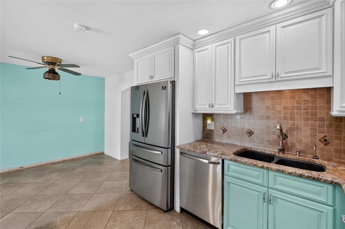 120 E HOFFMAN ST — photo 21 of 62