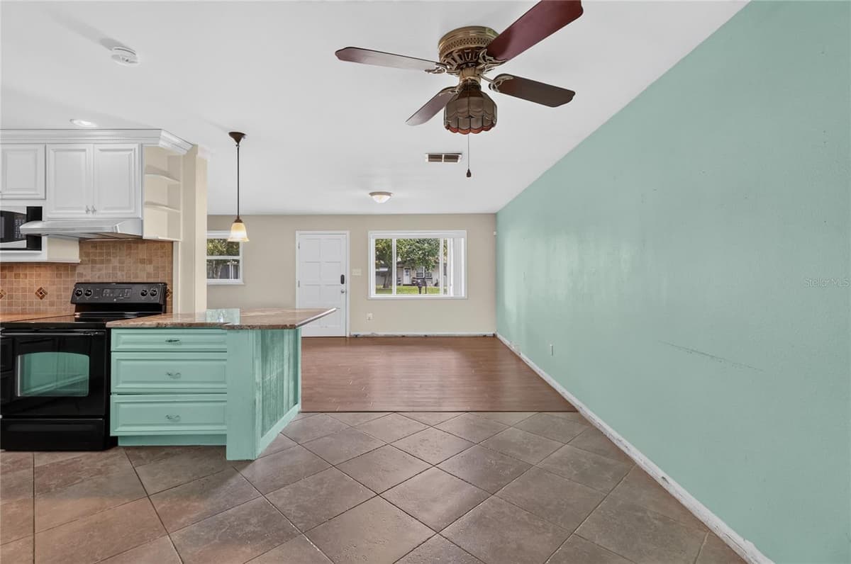 120 E HOFFMAN ST — photo 15 of 62