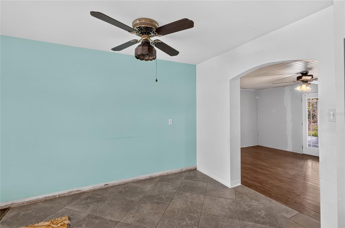 120 E HOFFMAN ST — photo 16 of 62