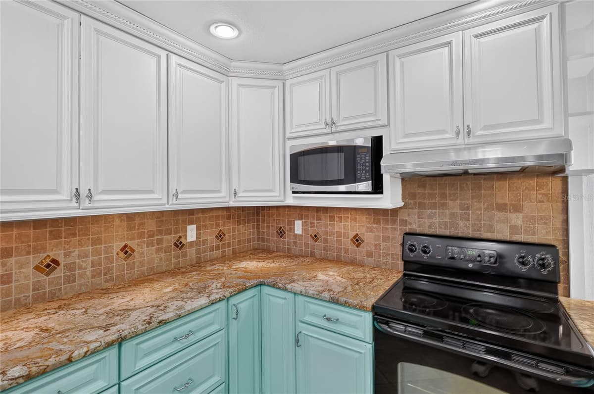 120 E HOFFMAN ST — photo 20 of 62