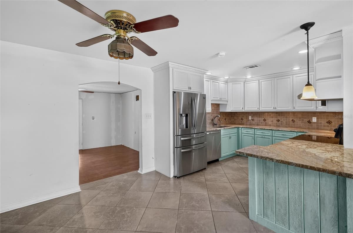 120 E HOFFMAN ST — photo 13 of 62