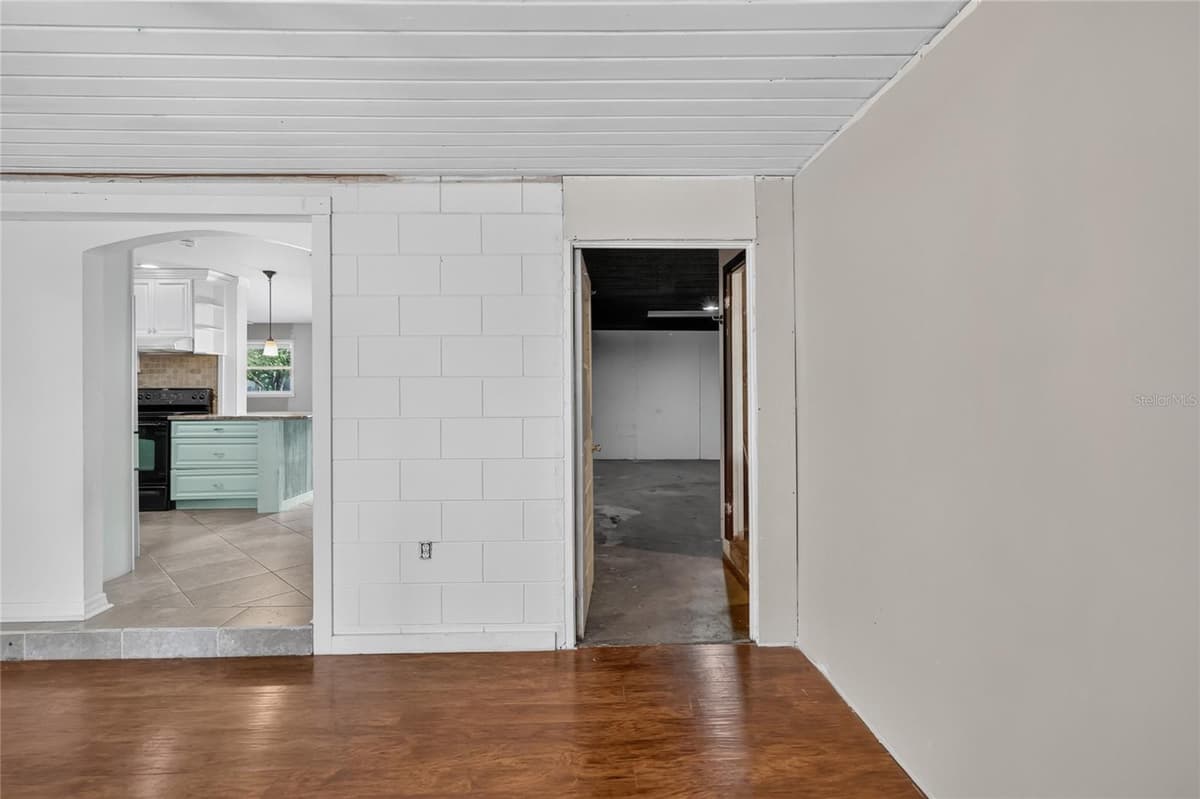 120 E HOFFMAN ST — photo 41 of 62