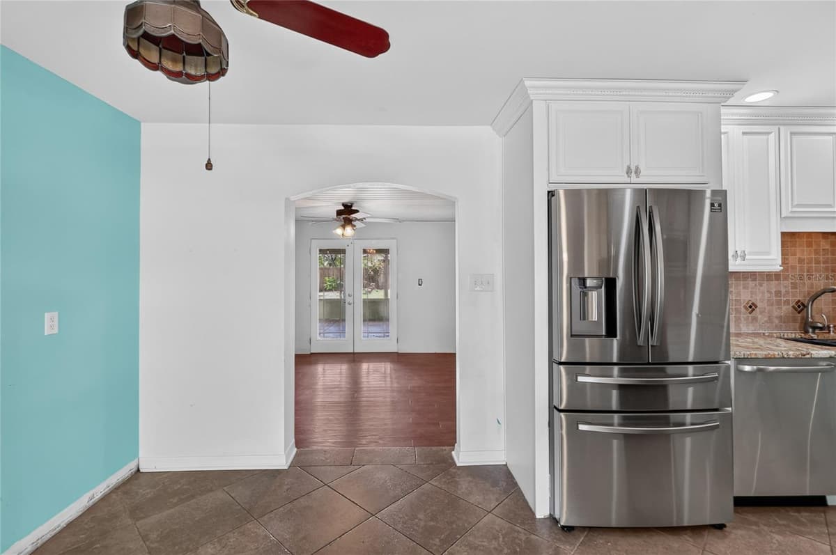 120 E HOFFMAN ST — photo 23 of 62