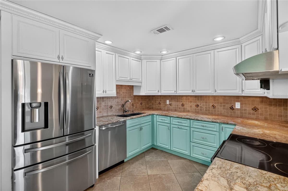 120 E HOFFMAN ST — photo 18 of 62