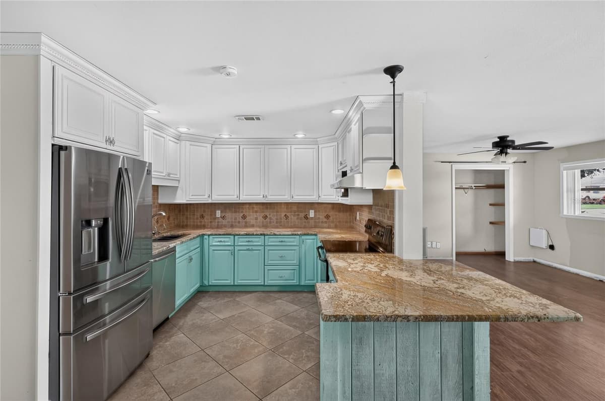 120 E HOFFMAN ST — photo 19 of 62