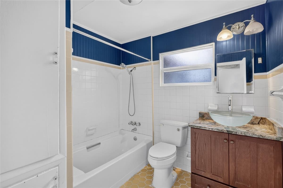 120 E HOFFMAN ST — photo 37 of 62