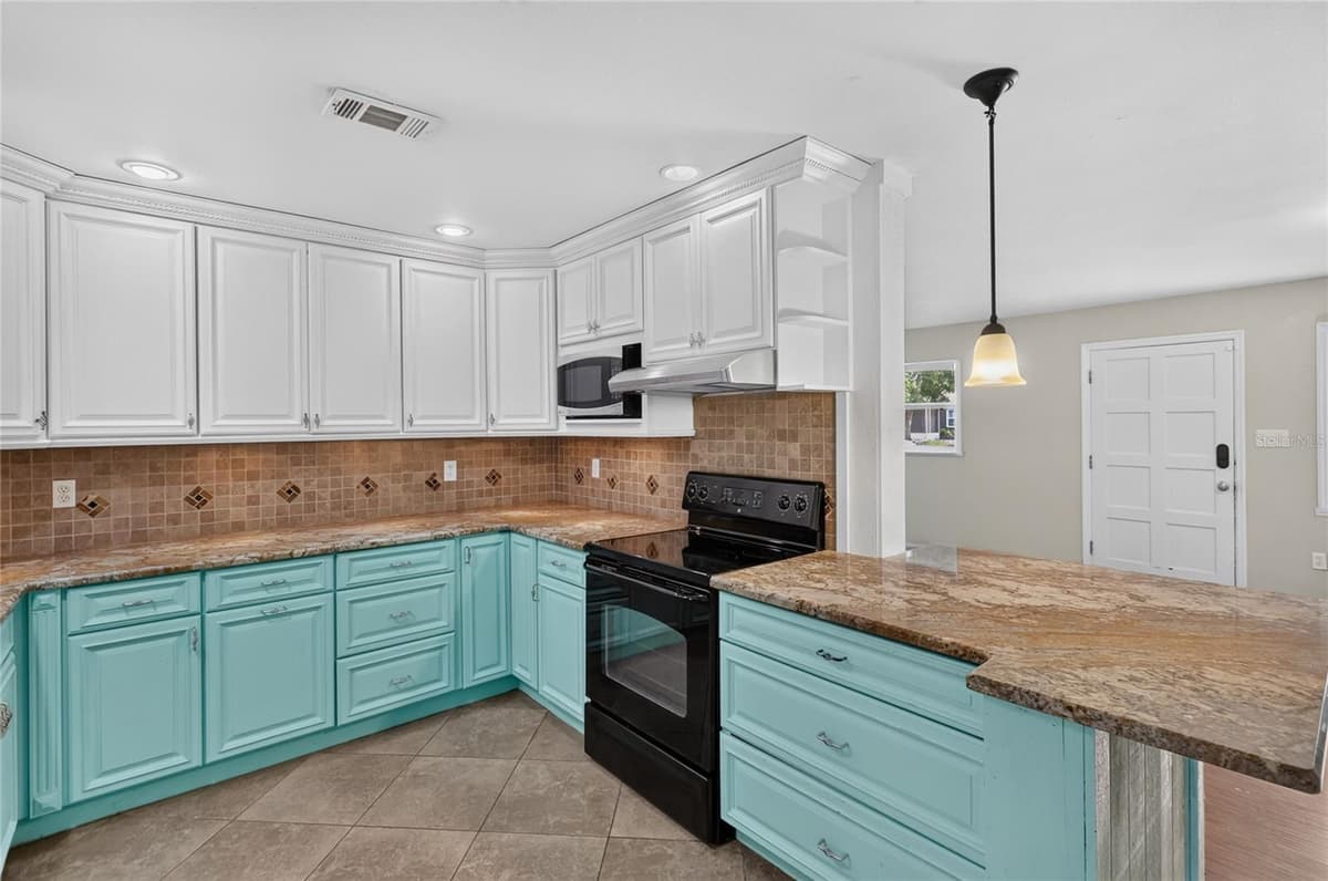 120 E HOFFMAN ST — photo 17 of 62