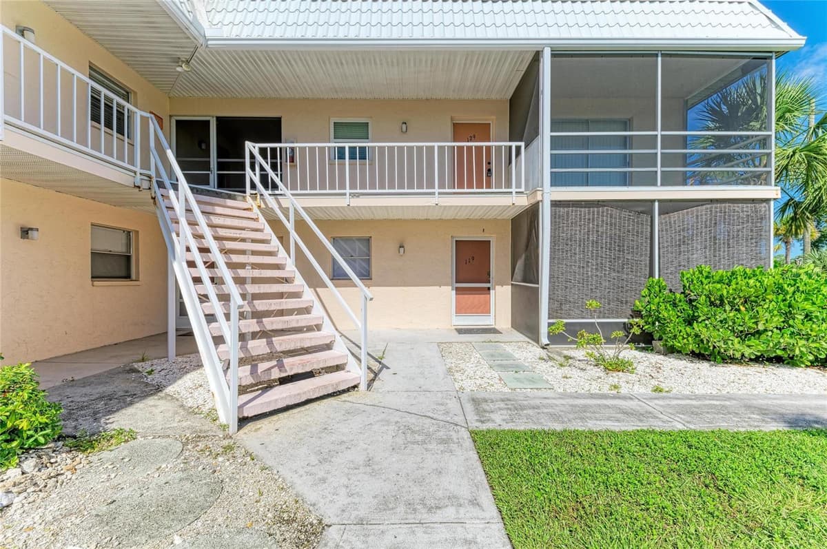 460 BASE AVENUE — photo 4 of 44