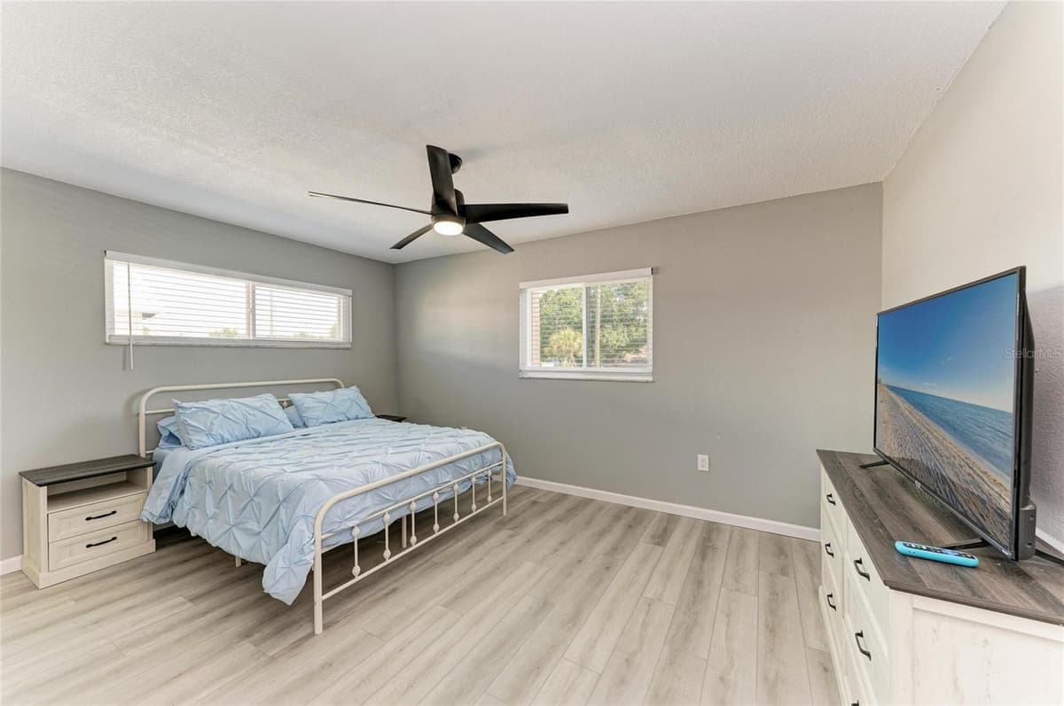 460 BASE AVENUE — photo 16 of 44