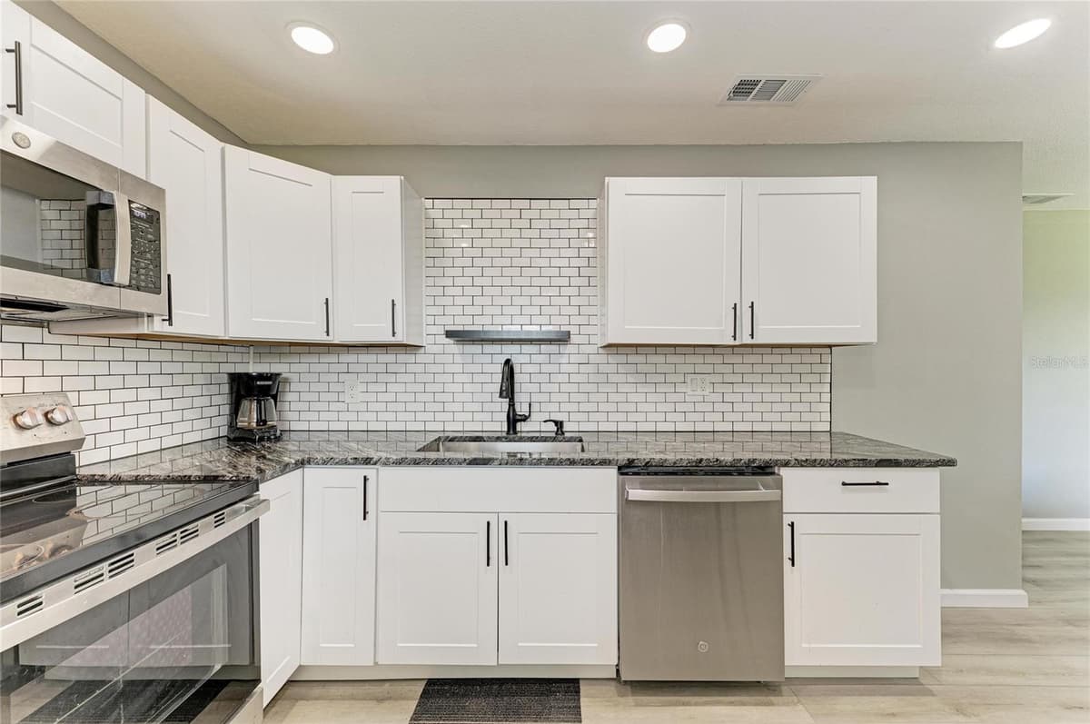460 BASE AVENUE — photo 10 of 44