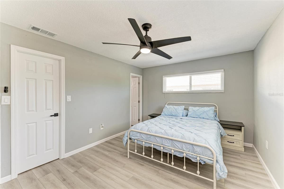 460 BASE AVENUE — photo 17 of 44
