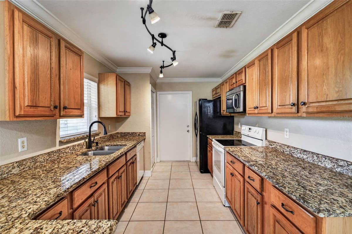 2820 LIVINGSTON ROAD — photo 3 of 52