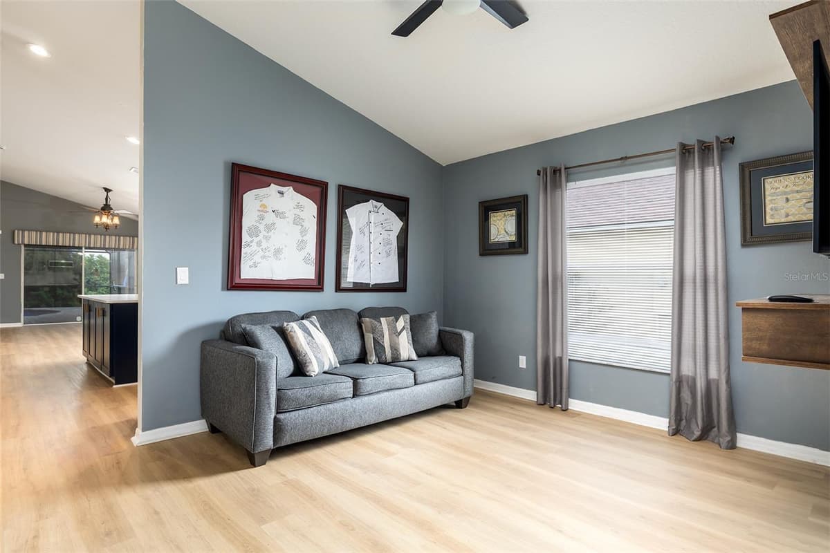 1059 BLUEGRASS DRIVE — photo 8 of 41