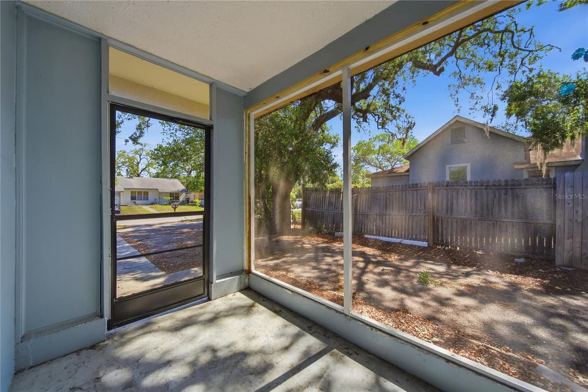 831 GRAND CENTRAL STREET — photo 12 of 31