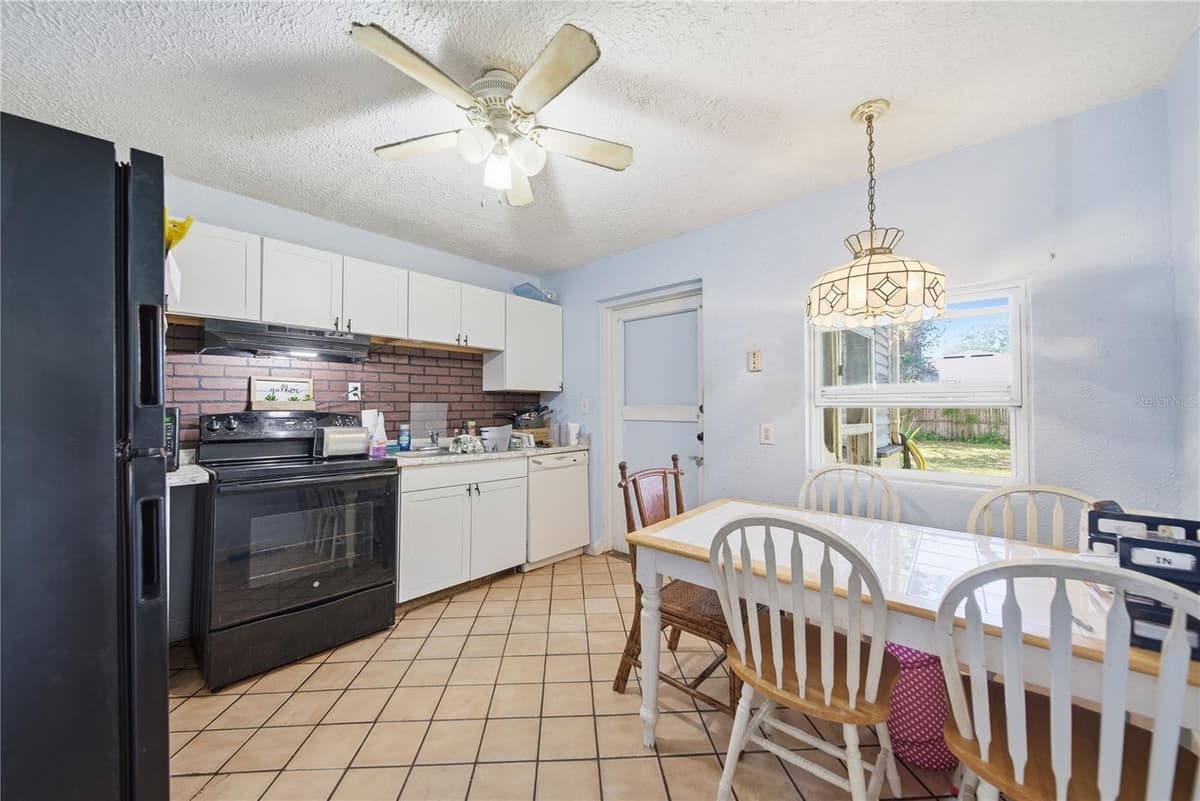 831 GRAND CENTRAL STREET — photo 17 of 31
