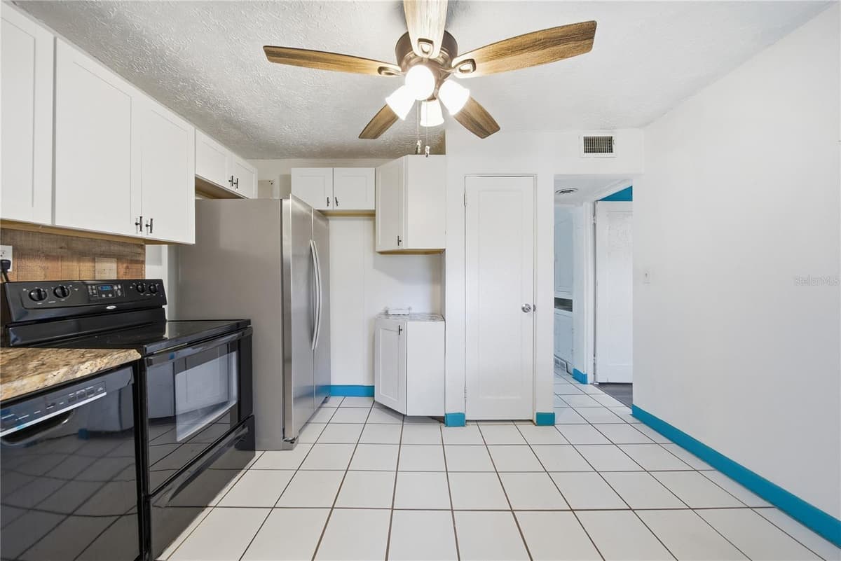 831 GRAND CENTRAL STREET — photo 24 of 31
