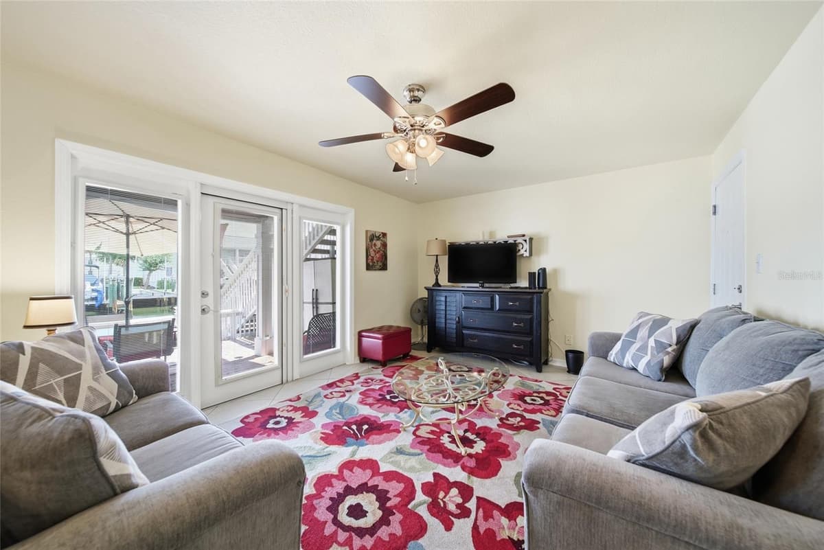 5092 BEACH DRIVE — photo 11 of 53