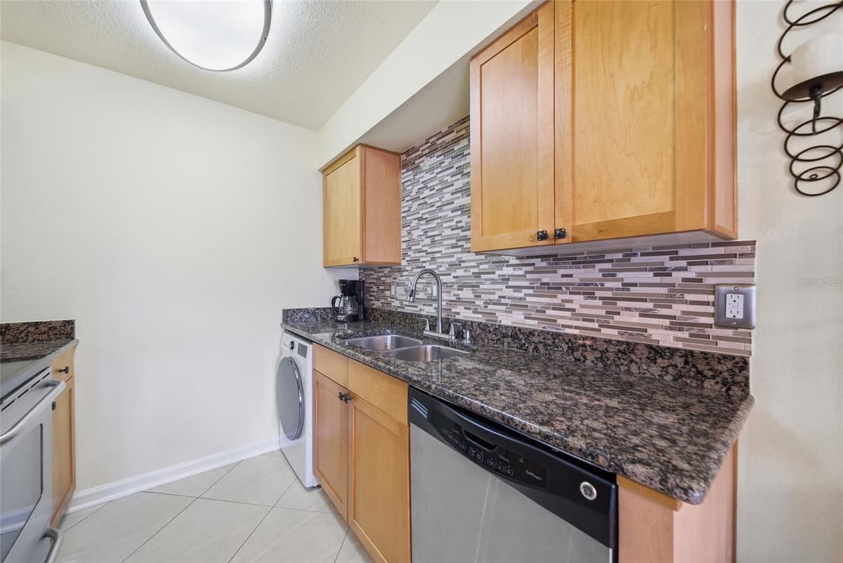 5092 BEACH DRIVE — photo 8 of 53