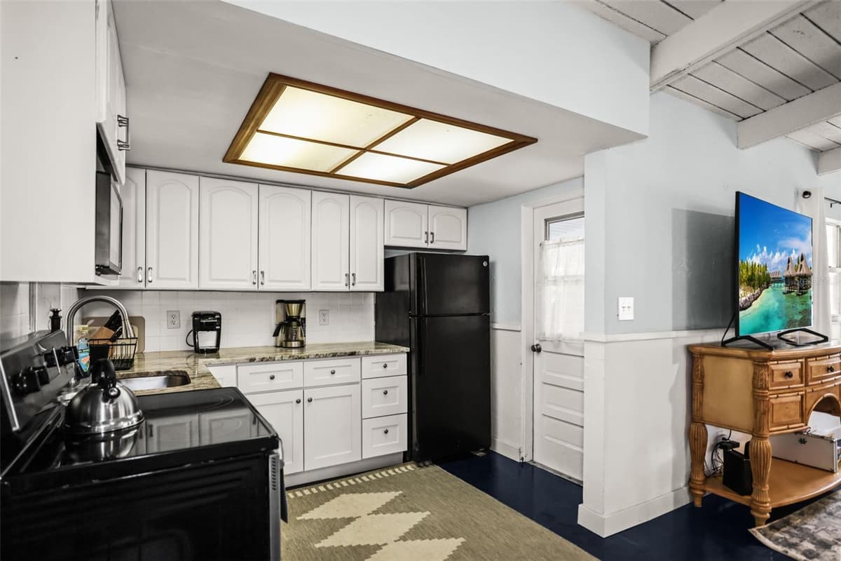 14023 PALM STREET — photo 10 of 38