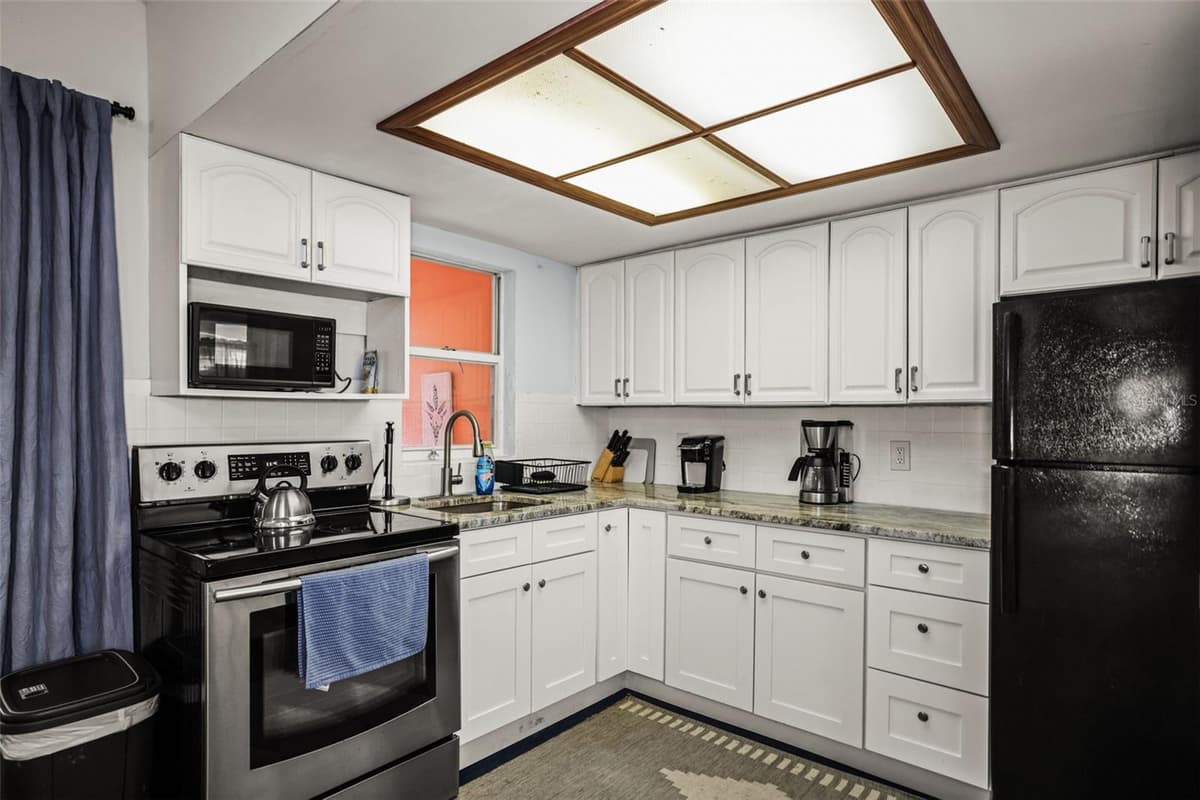14023 PALM STREET — photo 12 of 38